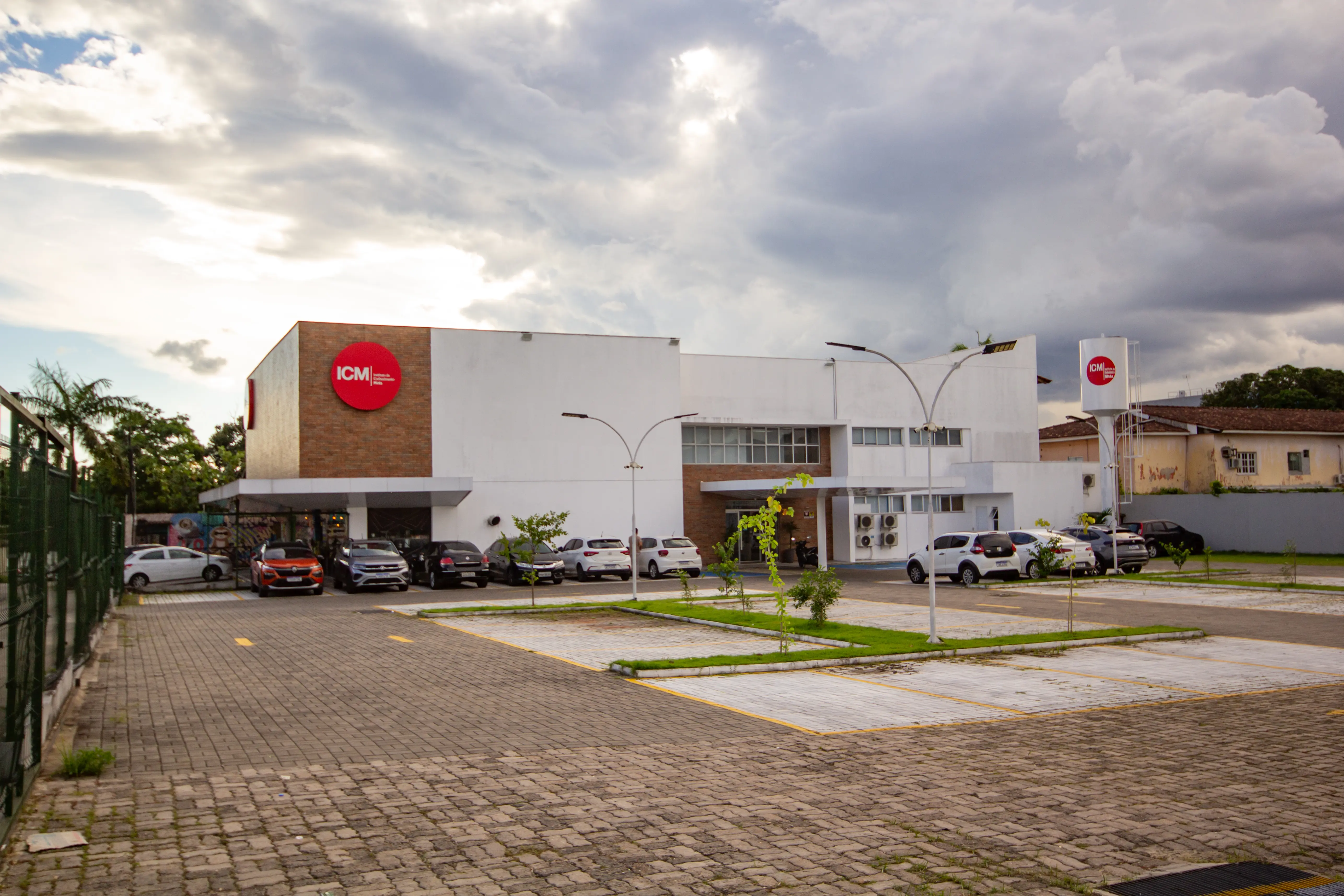 Equipe e instalações do ICM Cursos